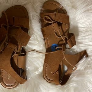 Brown sandals use